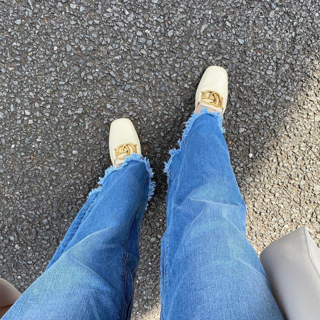 のインスタグラム：「矢部美穂ちゃん(@miho.yabe.0607 )から「私、履いていると痛くなっちゃうから…玲子ちゃん履けるなら履いて☺️グッチは靴によってサイズ選びが難しいの〜っ💦」って…グッチのパンプスをいただいちゃいました🥺✨ サイズが感動するほどピッタリ🥺✨ 美穂ちゃんも靴も…素敵すぎませんか🥺💕？？ デニムに合わせるのがこれまた可愛くて😍 気分が上がります☺️🌈 他にも可愛いお洋服もいっぱいいただいちゃいました🥺✨ 大切に使わせていただきます🙏✨  #岡部玲子 #タレント　#レポーター　#アナウンサー　#女子アナ　#ファッション　#グッチパンプス #fashion #gucci #shoes #guccishoes」