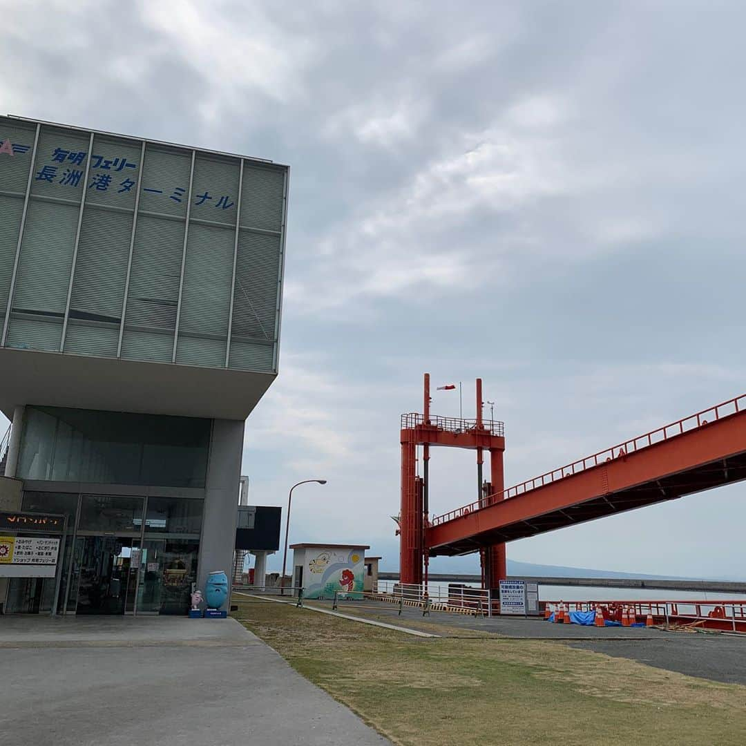 日浦孝則さんのインスタグラム写真 - (日浦孝則Instagram)「10.15 鹿児島ウイッキーズハウス。天文館も、店のある通りも、どうしちゃったのー？！ってくらい人影まばらで、鹿児島は思った以上に深刻な状況のようでした。 そんな中、ライブに参加頂いた皆さん、ウイッキーズハウスのスタッフのみなさん！ ライブを開催出来て感謝しかありません！ 今回、あまりの状況でしたのでダメ元でFB広告も打ってみたんですが、仕事終わりでその告知をご覧になり、慌てて駆けつけて頂いたお客様がいらっしゃいました！この方が最後に涙を流し喜んで頂いているのを見て、あー、良かった！こんなに喜んで貰えるなんてと、逆に感激しました！ お一人で100人分！くらい 嬉しかったです！  ライブに参加すること自体が困難な状況、ライブで歌を聞いてもらうことが当たり前ではなくなった今日、 人と人が向い合ってコミュニケーションして、楽しかったり、嬉しかったり、感動したり、そんな当たり前に有った時間が目に見えないウィルスがによって奪われてしまった。 それは奪おうとする人間が居るからだろう。 奪うのではなく、分け合う生き物で居られないのかなあ。 人間は。」10月16日 13時11分 - paperisland