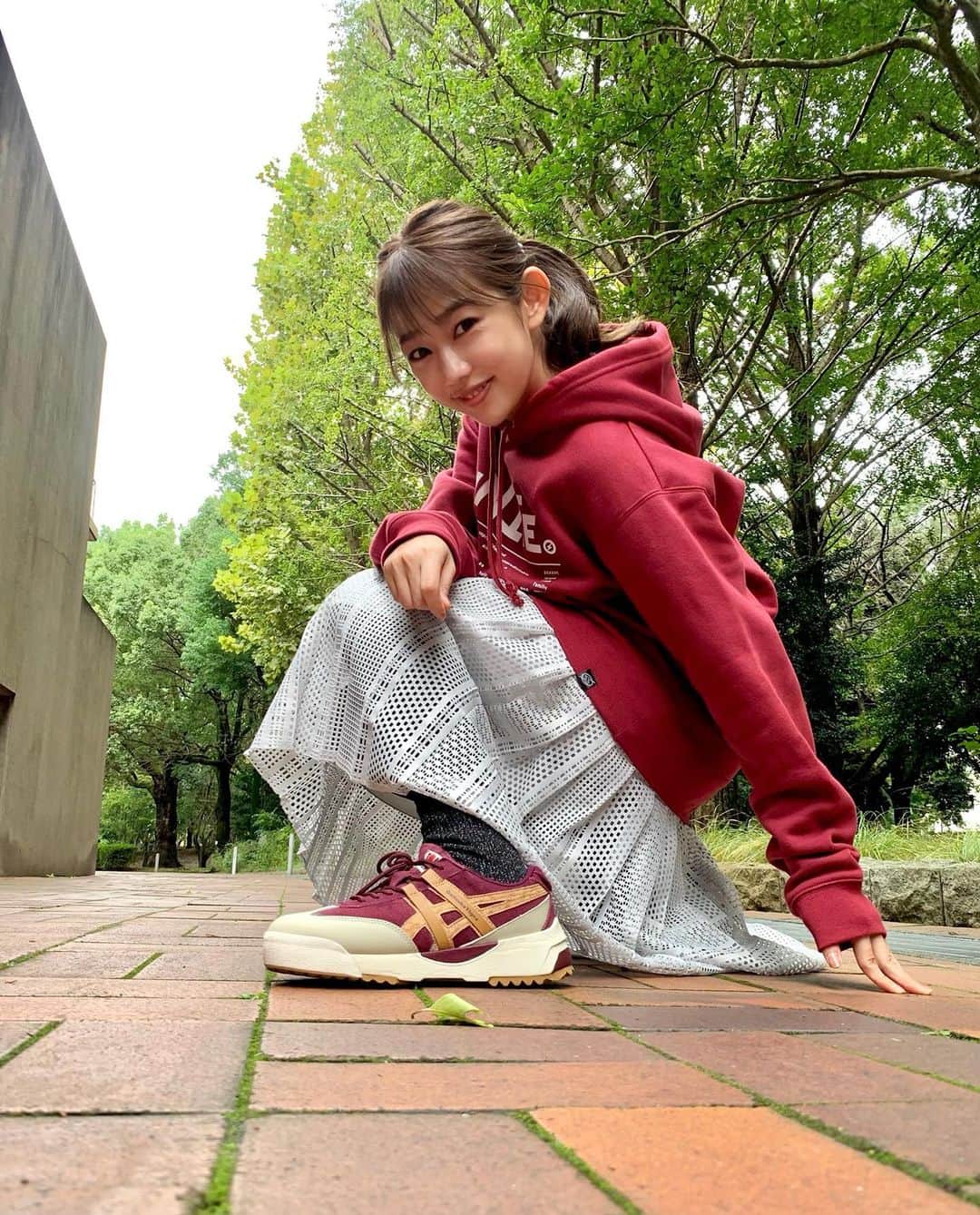 のインスタグラム：「KAWASAKI BRAVE THUNDERS﻿ ﻿ ✖︎﻿ ﻿ Onitsuka Tiger ﻿ ﻿ #川崎ブレイブサンダース の﻿ 今シーズンのパーカーと﻿ 新作で出た #オニツカタイガー との﻿ 相性がバッチリ◎﻿ ﻿ ﻿ 川崎といえば、この﻿ ブレイブレッド色ですよね〜💓﻿ ﻿ 可愛いです❤️﻿ スカートは、いつもお世話に﻿ なっています！ルミノーゾコムサ﻿ (@luminosocommeca_official )に なります𓅿⑅﻿ ﻿ ﻿ ﻿ #Bリーグ﻿ #OnitsukaTiger ﻿ #ルミノーゾコムサ」