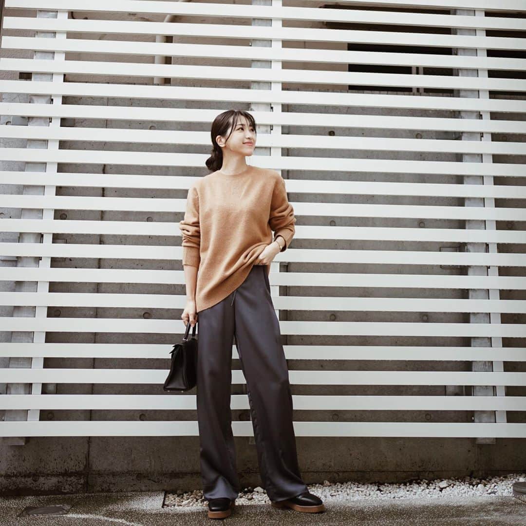 のインスタグラム：「﻿ ﻿ 本日発売の @uniqlo × @jw_anderson ﻿ 昨日、特別先行販売会へ招待していただきました♡♡﻿ ﻿ 欲しかった商品をサイトでチェックして行ったので、スムーズにお買い物！！﻿ しかし、大袋2つ...すんごい買ったな...笑﻿ ﻿ 必ず欲しかった《スフレヤーンクルーネックセーター》は　BEIGEとLIGHT GRAYをGET🧡🤎﻿ OFF WHITEも購入しておけば良かったと少し後悔中....﻿ ユルっと着たかったのでサイズはMにしました！﻿ ﻿ 私の他の購入品、主人や子供達のお買い物はブログに書いています。﻿ ブログへはストーリーから飛べます🕊﻿ ﻿ ﻿ ﻿ @uniqlo_ginza @uniqlo_with ﻿ #ユニクロニット部 #ユニクロニット族 #ニットコーデ #上下ユニクロ部 #セーター #スフレヤーンクルーネックセーター #uniqloginza2020FW #Locari #uniqlo #uniqlo_tokyo #uniqloginza #jwAnderson #ユニクロ #ユニクロ東京 #ユニクロニット部 #ユニクロ銀座 #ユニクロ新作 #ユニクロコーデ #ユニクロきれいめ部 #ユニクロユー﻿ ﻿」