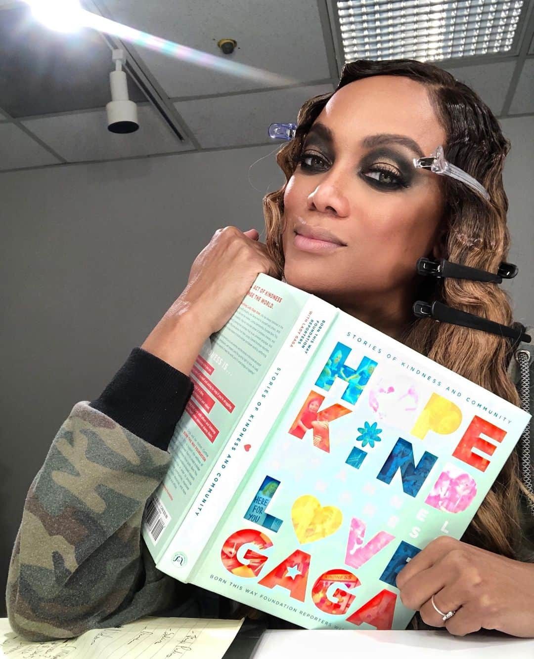 タイラ・バンクスさんのインスタグラム写真 - (タイラ・バンクスInstagram)「I love me some @ladygaga and all the amazing love she stands for. And now she’s put that love into a book. I’m so excited to read stories of hope, bravery, and resilience from the young changemakers who authored #CHANNELKINDNESS + Gaga 💖 📚 Get your copy today at http://smarturl.it/ChannelKindness」10月16日 7時45分 - tyrabanks