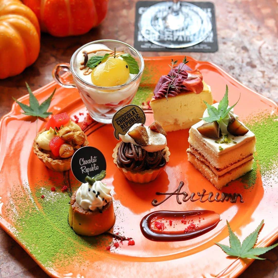 きょん。さんのインスタグラム写真 - (きょん。Instagram)「.  .  ChocolatRepublic @chocolatrepublic_kobe_official  プレートに 描かれた”秋”🍁  食べ終えても尚 余韻として残る"秋"🍁  いつまでも 楽しんでいたい もみじ狩り、と おやつ狩り🍁  #金土日祝限定 #ChocolatRepublic #ショコリパ#sweets#モンブラン」10月16日 7時46分 - kyon_tokiiro