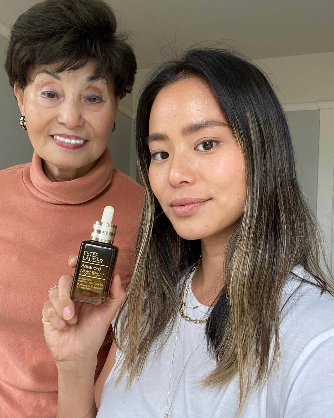 ジェイミー・チャンさんのインスタグラム写真 - (ジェイミー・チャンInstagram)「Mom knows best. She's been a fan of @esteelauder for years and taught me everything I know about skincare. We are both obsessed with the new and improved Advanced Night Repair serum. Not only does it provide 72-hours of hydration but it also helps smooth fine lines and diminish the look of pores. Oh and by the way, my mama’s 78!  @esteelauder #esteepartner #GenerationANR #AdvancedNightRepair」10月16日 7時48分 - jamiejchung