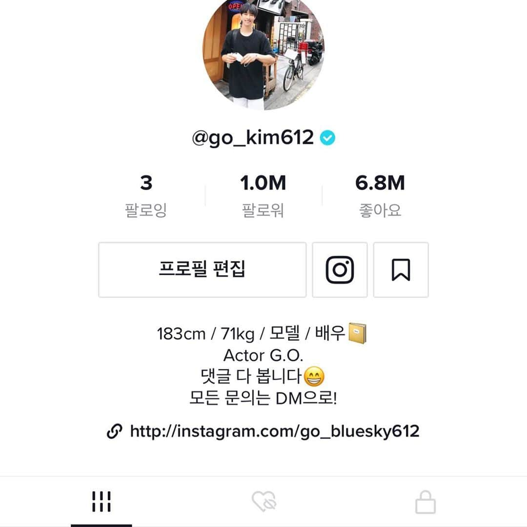 グァンヨン さんのインスタグラム写真 - (グァンヨン Instagram)「100만 팔로워 감사합니다🤩 Thank you for 1 million followers😍🤩❤️ 막상 되고나니 신기하네.. 더 열심히 해야지😁😁 #틱톡 #배우 #드라마 #영화 #연기」10月16日 7時49分 - go_bluesky612