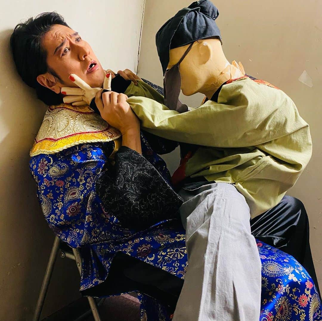 のインスタグラム：「人形が急に動き出し「おのれ〜よくも俺で遊んでくれたな！死ね〜！」 「助けてくれ！俺が悪かった！お願いします！」 そして2人は仲直りハグハグ😊  #明治座 #西遊記 #人形で遊んでたら  #川﨑麻世 #川崎麻世」