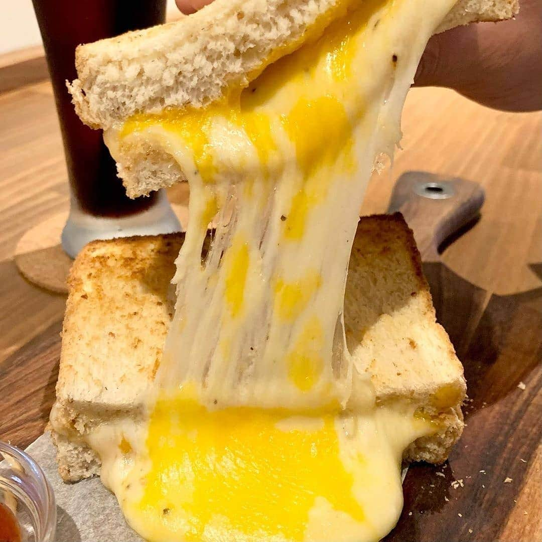 4meee!さんのインスタグラム写真 - (4meee!Instagram)「＼びよーんとのびるチーズサンド🧀／﻿ ﻿ チェダー、モッツァレラ、スモークの三種類のチーズが入った濃厚なもっちりたっぷりチーズサンド🧀﻿ チーズ好きにはたまらない💕﻿ .﻿ #libertysandは愛知県千種区にあるカフェ﻿ 迫力満点の﻿チーズサンド﻿が話題のカフェなんです。﻿ ﻿ ランチセットにはサラダプレートとドリンクつき🌟﻿﻿ ﻿﻿ ﻿ ■#4meee_cafe﻿ 📍愛知県名古屋市千種区春里町4-23 G1 ビル本山 1F﻿ 🕛🕑 [火～日]10:00～21:00﻿ ﻿ ﻿ Photo by﻿ @kozue_foodgram ﻿﻿ 流行りのアイテでムやスポットには　@4meee_com をタグ付けして投稿してください🎀﻿﻿ .﻿ #4MEEE#フォーミー#アラサー女子#女子力向上委員会﻿﻿ #名古屋カフェ #名古屋グルメ #名古屋ランチ #名古屋ディナー #名古屋モーニング #愛知カフェ #愛知グルメ #本山カフェ #千種カフェ #チーズ #サンドウィッチ #カフェ巡り #カフェ好きな人と繋がりたい #カフェ巡り好きな人と繋がりたい #スイーツ巡り #スイーツ好きな人と繋がりたい #食べるの好きな人と繋がりたい #グルメ好きな人と繋がりたい #あいなご #ナゴレコ ﻿」10月16日 8時06分 - 4meee_com