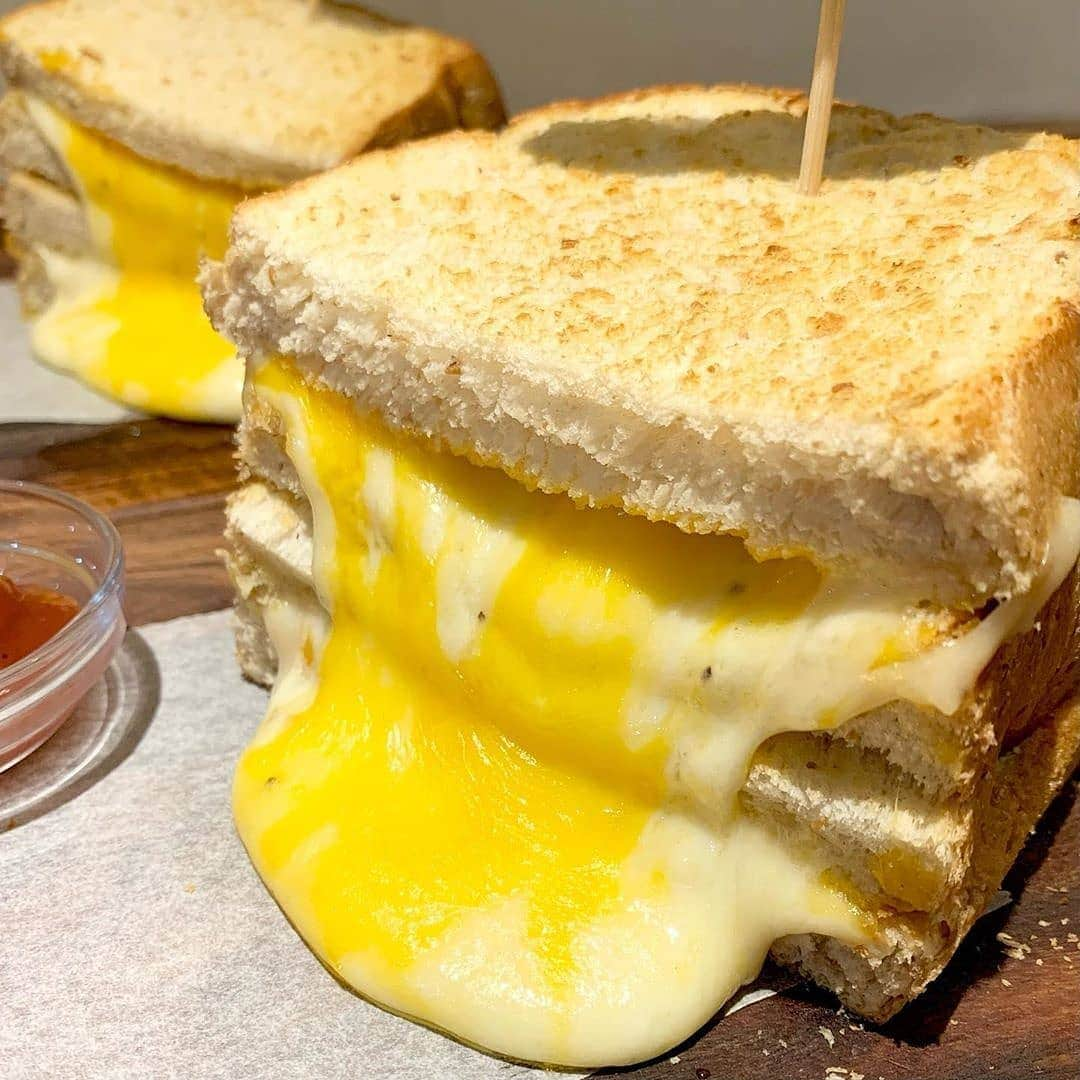 4meee!さんのインスタグラム写真 - (4meee!Instagram)「＼びよーんとのびるチーズサンド🧀／﻿ ﻿ チェダー、モッツァレラ、スモークの三種類のチーズが入った濃厚なもっちりたっぷりチーズサンド🧀﻿ チーズ好きにはたまらない💕﻿ .﻿ #libertysandは愛知県千種区にあるカフェ﻿ 迫力満点の﻿チーズサンド﻿が話題のカフェなんです。﻿ ﻿ ランチセットにはサラダプレートとドリンクつき🌟﻿﻿ ﻿﻿ ﻿ ■#4meee_cafe﻿ 📍愛知県名古屋市千種区春里町4-23 G1 ビル本山 1F﻿ 🕛🕑 [火～日]10:00～21:00﻿ ﻿ ﻿ Photo by﻿ @kozue_foodgram ﻿﻿ 流行りのアイテでムやスポットには　@4meee_com をタグ付けして投稿してください🎀﻿﻿ .﻿ #4MEEE#フォーミー#アラサー女子#女子力向上委員会﻿﻿ #名古屋カフェ #名古屋グルメ #名古屋ランチ #名古屋ディナー #名古屋モーニング #愛知カフェ #愛知グルメ #本山カフェ #千種カフェ #チーズ #サンドウィッチ #カフェ巡り #カフェ好きな人と繋がりたい #カフェ巡り好きな人と繋がりたい #スイーツ巡り #スイーツ好きな人と繋がりたい #食べるの好きな人と繋がりたい #グルメ好きな人と繋がりたい #あいなご #ナゴレコ ﻿」10月16日 8時06分 - 4meee_com