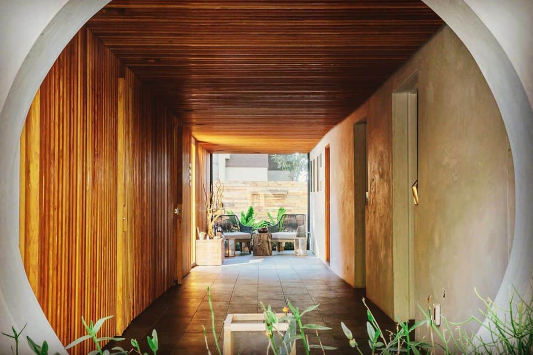 のインスタグラム：「エンシニータスの静かな住宅街に佇む、Inn at Moonlight Beach。 緑豊かなオーガニックガーデンに囲まれた、メディテーションスペースなども充実した、心身共にリラックス出来るホテルだ。  @innatmoonlight 📷fotomo #californiastyle #california #encinitas #moonlightbeach #meditation #relax #herbe #hotel #aromatherapy #organic #garden #water #massage #cozy #calm #カリフォルニアスタイル #カリフォルニア #エンシニータス #オーガニック #リラックス #メディテーション #yoga #ヨガ #カリフォルニア工務店 #ライフスタイル不動産 #lightningjapan #lightningmagazine #moon #circle #socal」