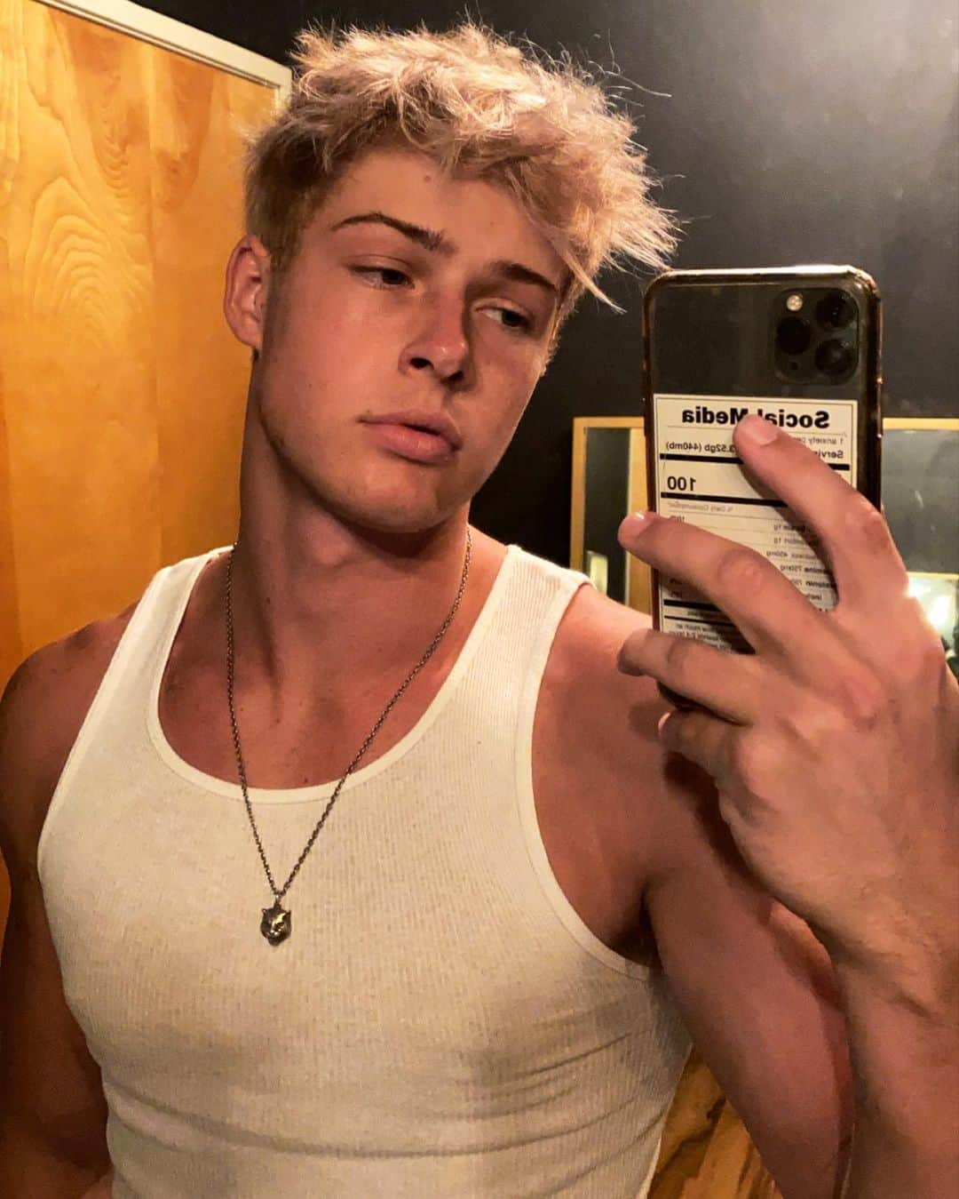 Blake Grayのインスタグラム：「haven’t posted a mirror selfie in awhile」