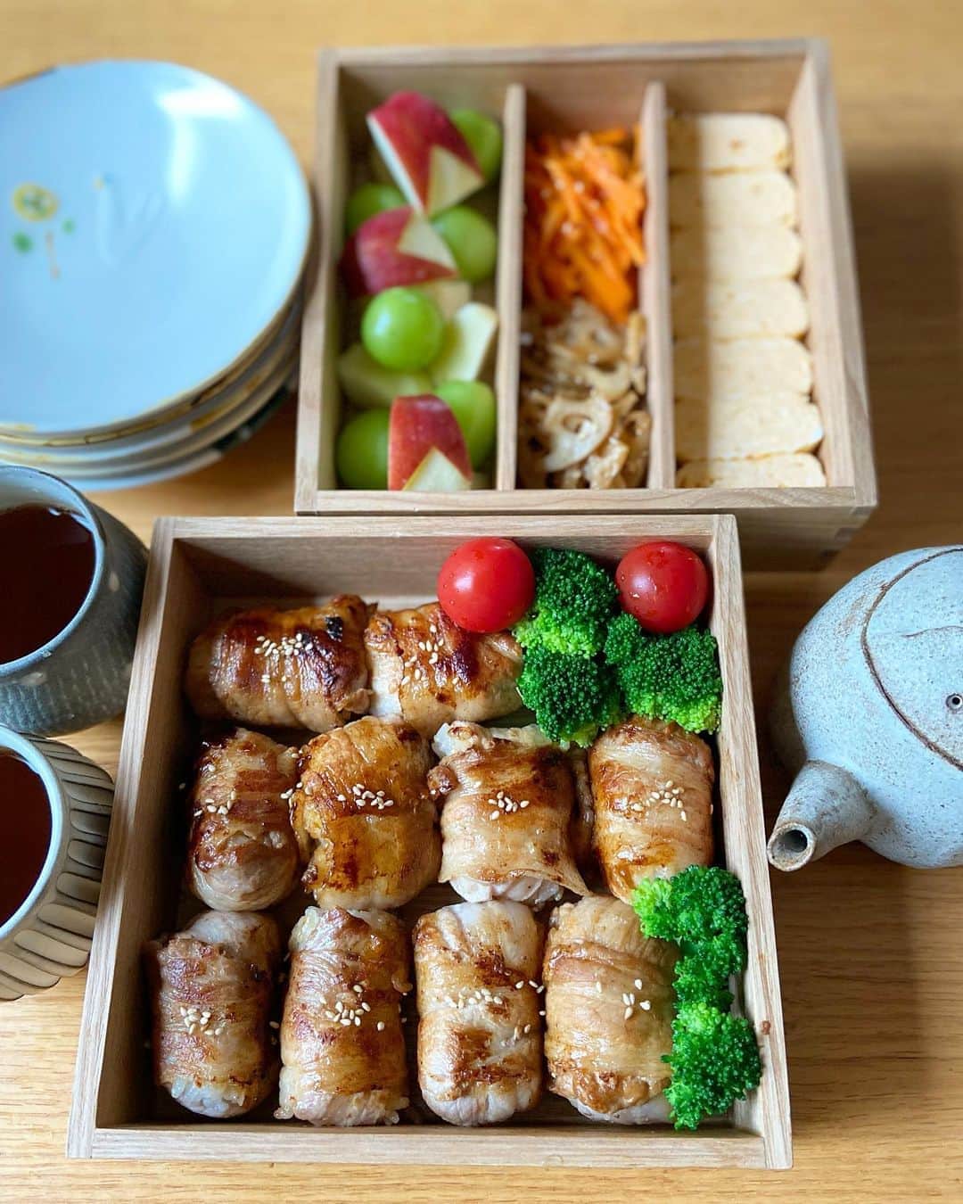のインスタグラム：「2020.10.16  おはようございます  今日のあさごはんは  ・肉巻きおにぎり ・だし巻き玉子 ・にんじんナムル ・れんこんきんぴら ・りんご、シャインマスカット  今朝は肉巻きおにぎり。 ずっと食べたいと言われていて やっとこさ。 満足してくれて良かった✨  ご飯にはおかず生姜と胡麻を まぶしてから握りました。 美味しかった😋  今日は月一通院日で 休みにしたので お楽しみ予定をいくつか❤︎ 合間にさんぽもしよう〜 （昨日も無事目標達成✌️今日はさらに 1000歩増えてるー💦）  #あさごはん#朝ごはん#朝食#和食#肉巻きおにぎり#おにぎり#重箱ごはん#松屋漆器店#うつわ好き#石木文#breakfast#morning#cooking#japanesefood#onigiri#onigiriaction#おうちごはん#おうちごはんlover#フーディーテーブル#朝時間#朝美人アンバサダー」