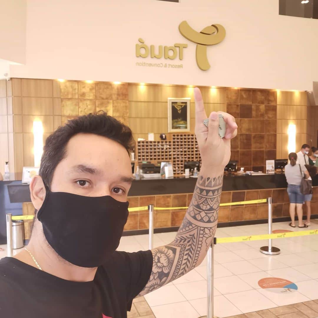 ウィリアム・アルジョナのインスタグラム：「Agradecer e parabenizar esse lugar incrível @tauaresorts!!! Na chegada, já percebemos todos os cuidados necessários. Protocolos realizados, temperatura medida e kit falando sobre Covid-19. Minha família está super segura e muito bem acolhida. Nessa semana da criança, nada mais gostoso que levar a família para esse resort cheio de vida e personagens fantásticos.  #tauaresorts #tauacaete」