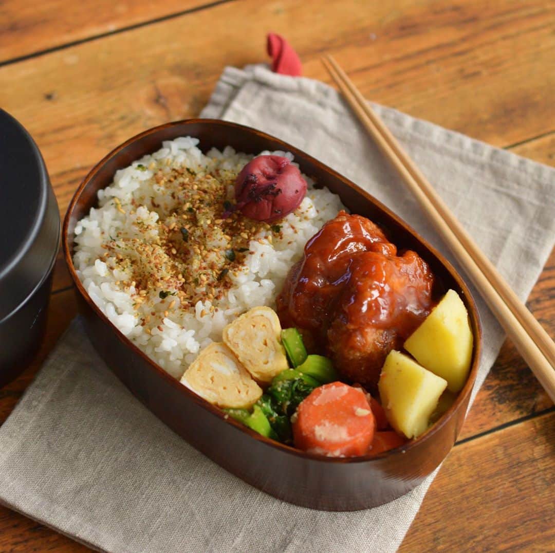 yukiyoのインスタグラム：「2020.10.16* ・ 今日のお弁当 ・ 金ごまふりかけご飯、梅干し 甘い玉子焼き ハンバーグ 小松菜ごま和え 粉ふきいも 人参グラッセ ・ お湯を入れるお味噌汁付き ・ ・ 今日はけんさん弁当のみ ・ 病院終わったら栃木の益子・真岡に行ってこよ ・ ・ ・ #お弁当 #obento #bento #lunch #lunchbox #onthetable #japanesefood #暮らし #曲げわっぱ #lin_stagrammer #ロカリ #おうちごはんLover #マカロニメイト #IGersJP #フーディーテーブル」