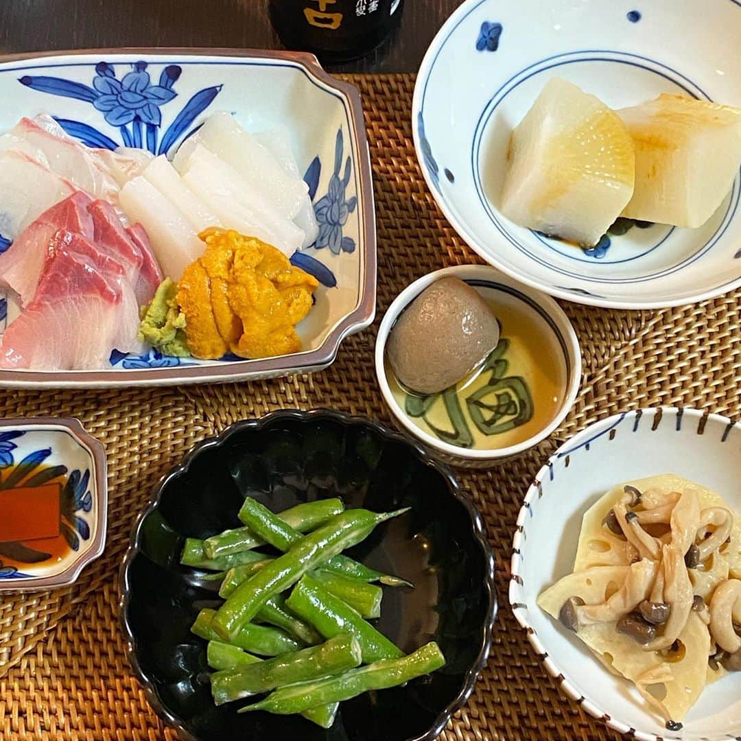 荻原和歌のインスタグラム：「ばんごはん。 刺身、煮大根、玉こんにゃく、インゲンごまよごし、蓮根としめじのきんぴら。  おかずは野菜が先🥬のルール、うちの子実は子ども園で身につけてきました。一生ものの気がする🙄  #ばんごはん #japanesefood #子どもと暮らす」