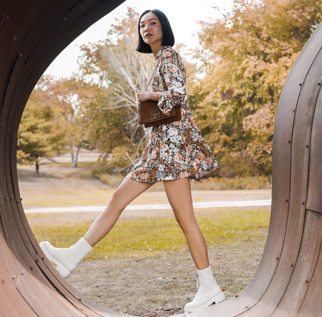 サムエデルマンのインスタグラム：「The week-to-weekend boot Tap to shop the WINNIFORD  Tap our story for more new arrivals   Sculpture by Dewitt Godfrey @art_omi   Photographed by Libby Edelman  #SamEdelman #Fall2020」