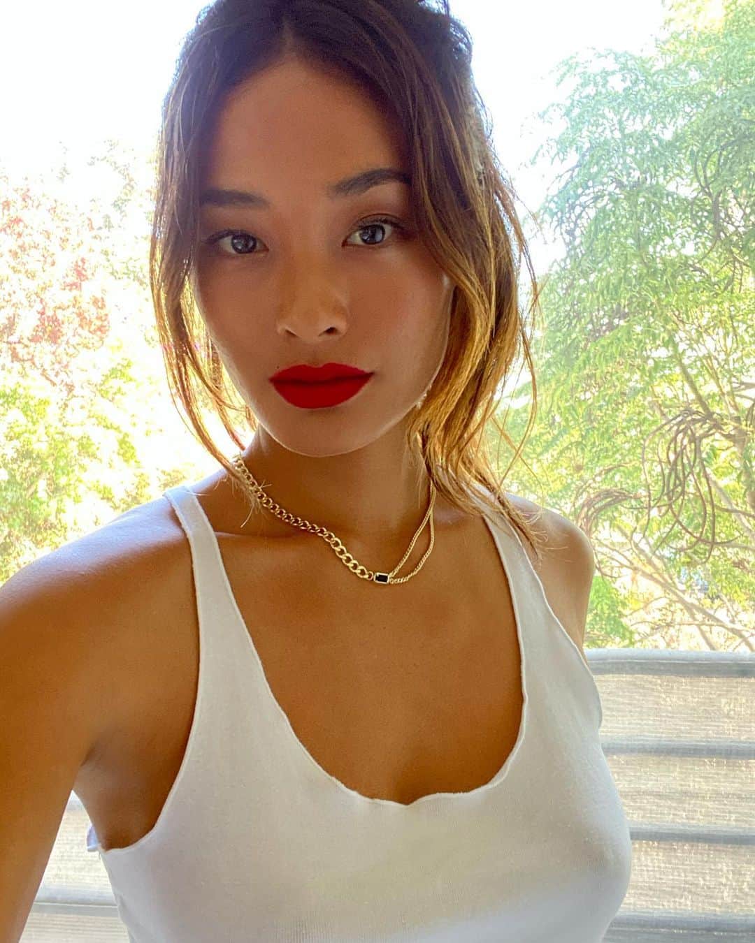 ジェラ・マリアーノのインスタグラム：「My mother often told me, when you’re not feeling so great just put some red lipstick on and go out! In this case, I’m actually feeling really good, but thought why not elevate it with a little rouge nonetheless. And since we can’t really go ‘out’ out these days, I’m just gonna be right here at home with my red lips and sweatpants blasting my own tunes :)」