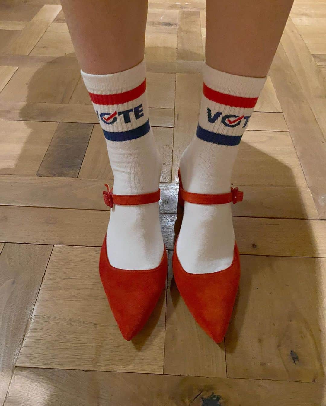 ブルックリン・デッカーのインスタグラム：「Dorothy grew up, became a ma’am, and got herself some voting socks. @maamshoes @brothervellies」