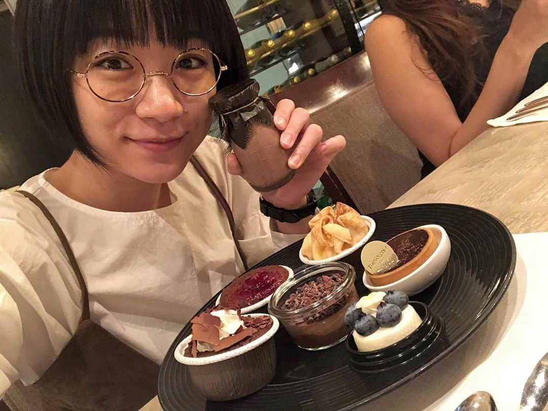 時東ぁみさんのインスタグラム写真 - (時東ぁみInstagram)「チョコ食べまくってきました！！！ ・ ウェスティンホテル東京のザ・テラスで開催されてるチョコレートビュッフェに、ベトナム女子会で行ってきたよ♡ ・ 見た目がまず可愛くて、味は何個も食べられるように全てくどくない！ 鈴木一夫シェフの丁寧な作品は全て最高でした♡ ・ チョコを食べながらの私たちの会話はいつも通り個室向きの内容でしたw ・ #時東ぁみ #チョコレート #チョコレートビュッフェ #ウェスティンホテル東京 #westin #恵比寿 #ebisu #ホテルビュッフェ #鈴木一夫 #シェフ #目で美味しい #丁寧 #美味しい #いくらでも食べれる #食べ放題 #個室 でよかった #ドレスコード #メガネ」10月16日 8時49分 - amitokito