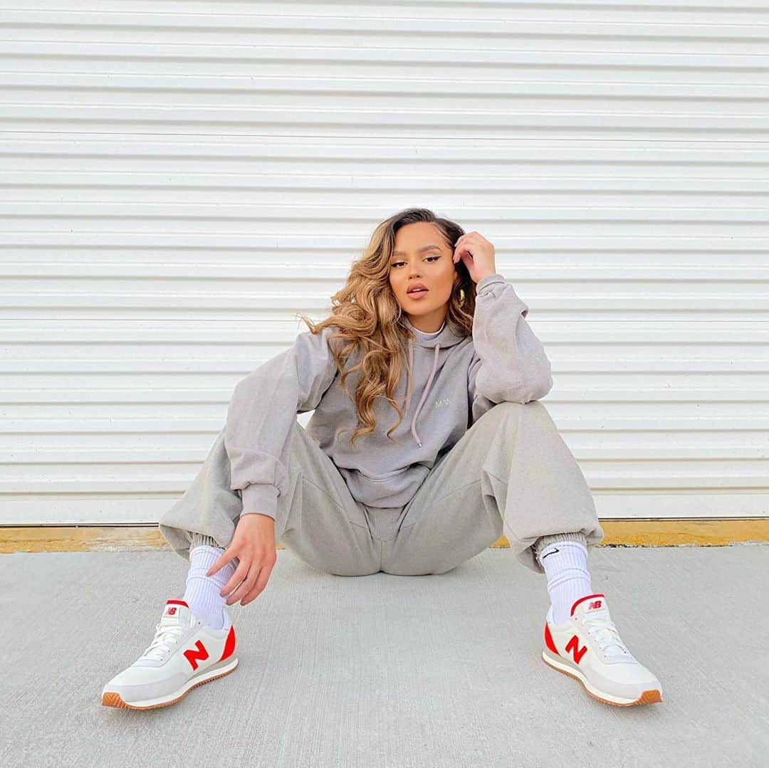 Val Mercadoのインスタグラム：「Girls just wanna have fun 😂 🖤🖤sweatsuit @boohoomanofficial」