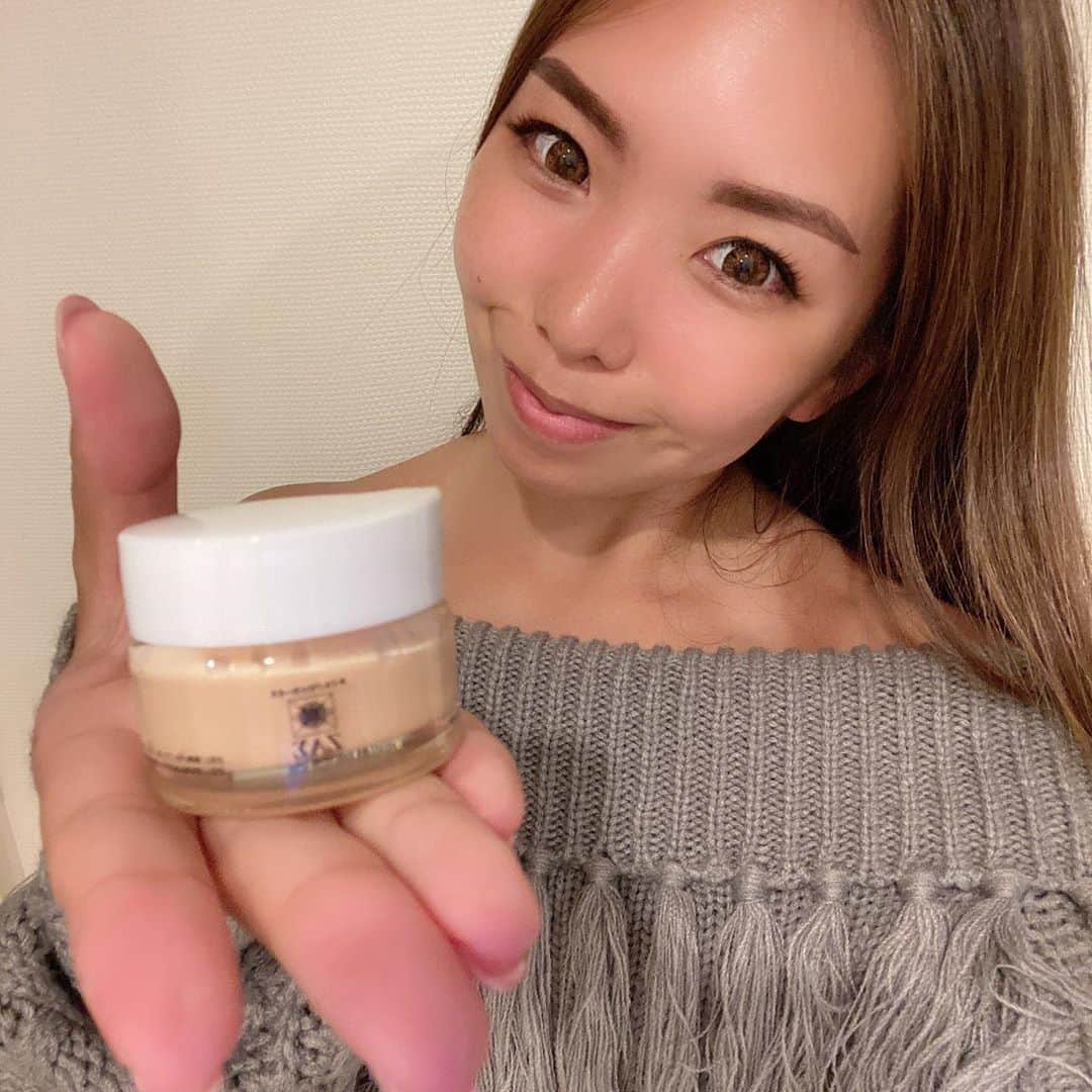 NANAさんのインスタグラム写真 - (NANAInstagram)「【あえてのメンズコスメ使ってみた】 私がメイクとかヘアセット苦手なのは お友達ならみんな知ってる感じで。 . 未だにファンデーションやコンシーラーも 持ってない（何を買えばいいのかわからない） ようなやつなんです😂 . . シミそばかすはだいぶ消えてきたけど 毛穴が気になるなあと思ってたところに こちら @zascojp に出会いました！ . 塗るだけで毛穴が隠せてサラサラ素肌 みたいになると！ しかもメンズのだから汗やテカリに強い！ . . 塗ってみたの3枚目💡 おでこの真ん中だけ真っ直ぐ塗ったんだけど （どんな比較だよと思ったけどわかりやすいw） 簡単に綺麗に小皺や毛穴が見えなくなった✨ . . 夕方テカテカしてきちゃう彼にも 使ってもらったけどサラサラが続いて 気に入ってるみたい✨ . . シミそばかすを隠す機能はないんだけど 自然にお肌を綺麗に見せるには良さそう！ . . BBクリームも無くなったので 最近はこれだけででかけてますw 眉毛もまつ毛もあるし😂 . .  💎Follow Me💎  Ms.Earth International 2019 世界大会グランプリ  @nana.mura7  .  . .  #アドラー流メンタルトレーナー  LINE@→ @681zuwzx  . 👗ミスコン・ミセスコンにオススメ👗  スタイルアップするセレクトショップ  @eudialyte7 .  #オイルブロッカーex #ザスコスメティック #zas #テカリ防止 #脂性肌 #コスメ #メイク #pr #mrsearth #msearth #ミセスアース #ミズアース #日本代表 #グランプリ #ミセスコンテスト  #mrsqueeen #ミセスクイーン #mrsinternational #ミセスインターナショナル #ミズファビュラス #mrsfabulous #ミズグレース #rosecrusaders  #シングルマザー #シンママ」10月16日 9時01分 - nana.suger