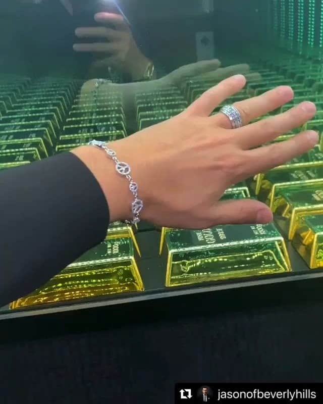 Jason of Beverly Hills Tokyoのインスタグラム：「@jasonofbeverlyhills  Peace & Love❗️   #diamonds #ダイアモンド﻿ #jewelry #ジュエリー #jasonofbeverlyhills #luxury #ジュエリー #beverlyhills #ビバリーヒルズ﻿ #jasonofbh #ロサンゼルス #ラスベガス﻿ #カスタムデザイン﻿ #カスタムジュエリー﻿ #銀座 #ブティック」