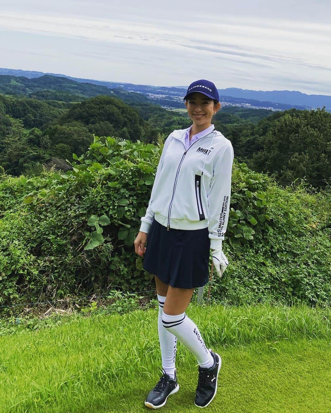 のインスタグラム：「. 山登りは苦手だけどゴルフ場にくると登った気になれるね☺️✨ . 景色最高❤️ . . . #ゴルフ#golf#⛳️#ゴルフ女子#ゴルフ好き#ゴルフウエア#ゴルフコーデ#ゴルフスイング#골프 #골프웨어 #골프스윙 #여행 #해외여행 #골프스타그램 #골프중독 #와인 #소주 #좋은시간  #ゴルフ場#ゴルフ場の景色#ヤッホー#ファーじゃないよ」