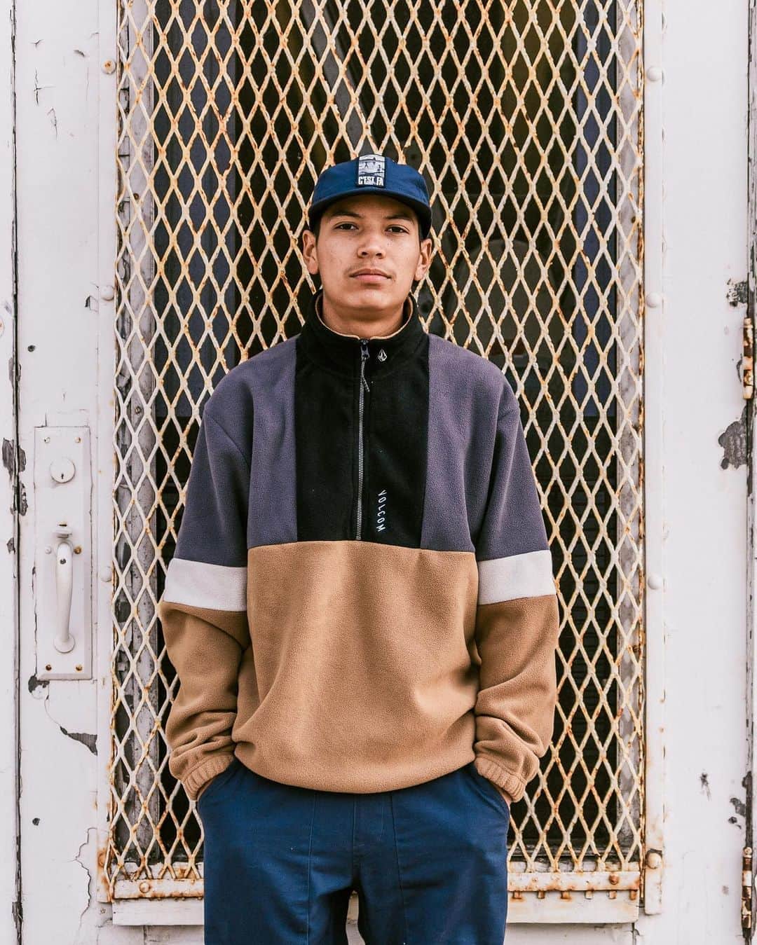 ボルコムのインスタグラム：「The 'Rekker Polar' crew is a team rider favorite! 🌟  Tap to get your own!  👉  vol.cm/hoodies 👈」