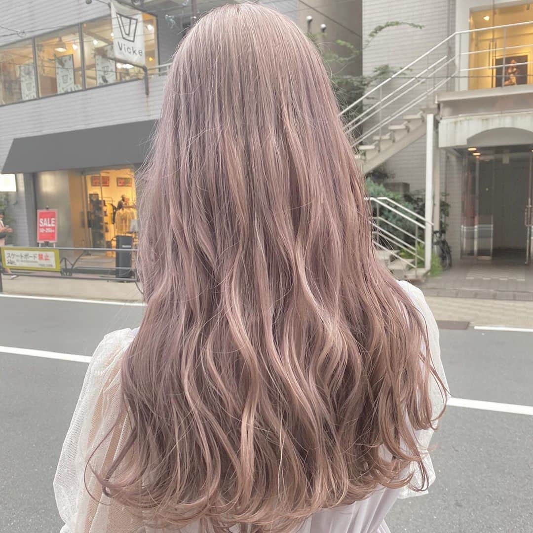 Beleza_official_instagramのインスタグラム：「ハイブリーチで作るミルクティーベージュ👼 . ブリーチは2回がおすすめです✌︎ .  絶対に失敗したくない方は是非指名予約をおすすめします！！ . 僕だけのオリジナルレシピとマル秘テクニックで艶々サラサラハイトーンにします！！」