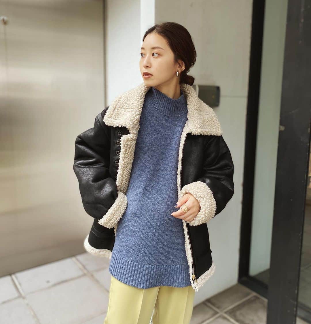 のインスタグラム：「. 今日発売の #ハイネックワイドボリュームニット #センタープレスフレアパンツ . アウターは今大人気の #フェイクムートンボアブルゾン 私はブラック派⚫️ . . TOPのURLから購入ページ飛べるよ◎ @eri_koyama_  . @ungrid_official @ungrid_staffsnap #153cmコーデ」