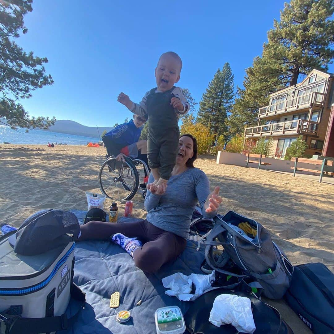 アラナ・ニコルズさんのインスタグラム写真 - (アラナ・ニコルズInstagram)「Working on our balance🥰 . . We had such an amazing @womenssportsfoundation #speakwithsport event and now I’m chillin on the beach with my NM besties @ziasuze and Ben #1 and Ben#2 ... Life is good🙏🏼🙏🏼🙏🏼」10月16日 8時59分 - alanathejane