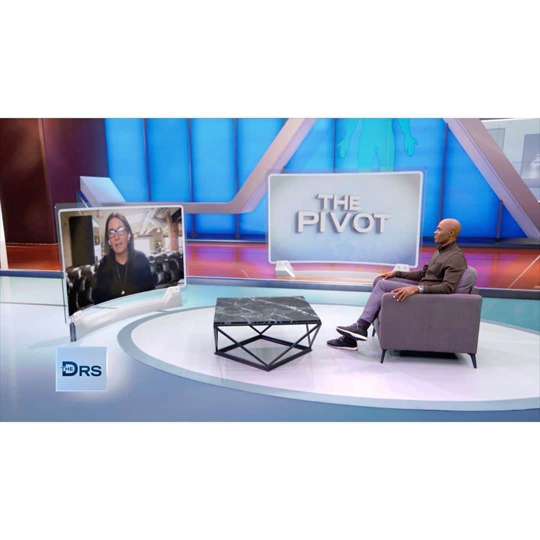 ボビー・ブラウンのインスタグラム：「So psyched to be on @thedoctorstv with my buddy @doctoriansmith tomorrow. If you haven’t been watching the new season it’s time to start. Join me tomorrow — 8AM if you’re in NYC, 2PM if you’re in LA, and if you’re somewhere in between, head to https://www.thedoctorstv.com/when-its-on to find out when to tune in. Such great content talking about the shift and how to pivot especially right now.」