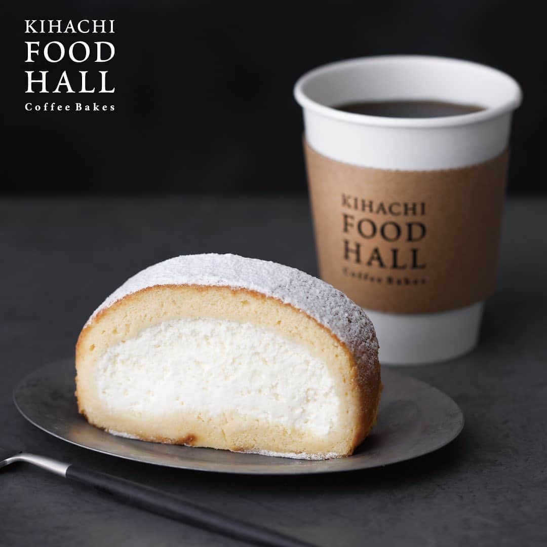 KIHACHI公式Instagramさんのインスタグラム写真 - (KIHACHI公式InstagramInstagram)「【KIHACHI FOOD HALL Coffee Bakes 新宿西口店】 . キハチフードホール限定ケーキ「クリームロール」は、コクのある豊かなクリームをたっぷり巻き込んだシンプルなロールケーキ。中深煎りコーヒー“シンジュクブレンド”に良く合います。 キハチフードホール コーヒーベイクス 新宿西口店、キハチフードホール デリカテッセン 新宿小田急ハルク店のみで販売中です。 . . 店舗名：KIHACHI FOOD HALL Coffee Bakes 新宿西口店（キハチフードホール コーヒーベイクス 新宿西口店） . 住所：新宿区西新宿1-1-3　小田急新宿駅西口地下構内 . 営業時間（10/15時点）：平日7:30～20:00、土日祝9:00～20:00 （To Go 専門／店内飲食スペースなし） . キハチではお客様とスタッフの健康と安全を考慮し、また働くスタッフが安心して働けるよう、新型コロナウィルス感染拡大防止取り組みを実施しております。 詳細はプロフィールのリンク( @kihachi_official )からキハチブランドサイトをご覧ください。 . . #KIHACHIFOODHALL #KIHACHIFOODHALLCoffeeBakes  #キハチフードホール #キハチフードホールコーヒーベイクス  #キハチ #パティスリーキハチ #KIHACHI #patisserieKIHACHI  #新宿西口 #コーヒースタンド #ドリップコーヒー #カフェラテ #バナナジュース #パウンドケーキ #スコーン #8のつく日はキハチの日 #クリーミーチーズコーヒー #チーズコーヒー #ロールケーキ #クリームロール」10月16日 9時04分 - kihachi_official