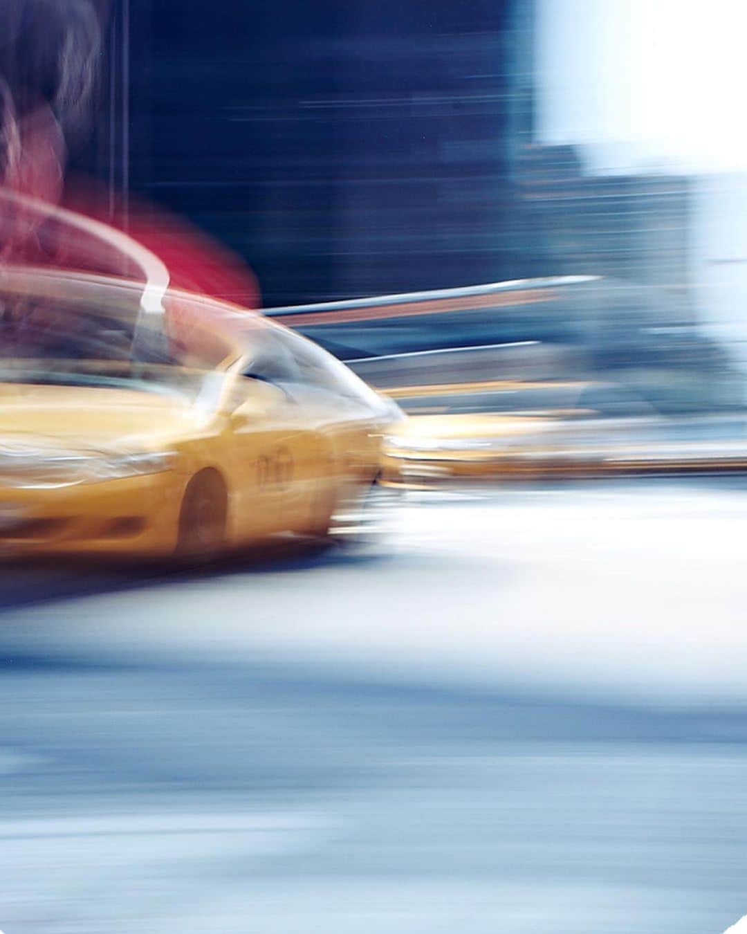 モバードのインスタグラム：「@alexilubomirski interprets time through his lens. "CITY SCENES where time can move at the speed of light or stand eerily still. A moment to pause as time speeds by..." #AlexiXMovado #Movado」