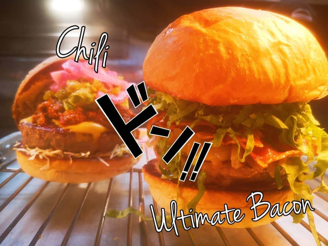 umamiburgerjpnさんのインスタグラム写真 - (umamiburgerjpnInstagram)「. いよいよ本日からです、皆さま🤩!!!!  2種類のNEW　BURGER🍔🍔✨✨ 『CHILI チリ🌶️』と『ULTIMATE BACON アルティメットベーコン🥓🥓』 ですっっ!!!!  写真を見て、ちょっと重たそう…🤔と思った方!  どちらのバーガーも フレッシュ野菜やピクルスとのバランスが絶妙で 実は意外とさっぱりお召し上がり頂けるのです👍👍👍  スタッフ一同、自信満々でオススメできるバーガー達を是非、お試しください😍🧡🧡🧡  ※ほんとに美味しいです☝️  #umamiburger  #umamiburgerjpn  #ウマミバーガーみなとみらい店  #ウマミバーガー青山店  #ウマミバーガー横浜ベイサイド店  #ウマミバーガー有明ガーデン店  #ウマミバーガー錦糸町パルコ店  #ウマミバーガー恵比寿三越店  #ウマミバーガー南町田グランベリーパーク店  #新メニュー  #newburger  #tryit  #美味しいもの好きな人と繋がりたい  #ハンバーガー  #お試しあれ  #おすすめ  #推し」10月16日 9時05分 - umamiburgerjpn