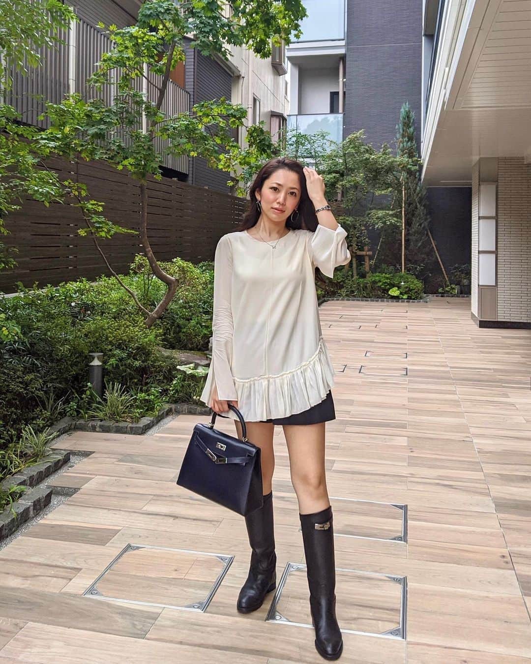 のインスタグラム：「. 急に寒くなりましたね🍂 素足にショーパン✖︎ロングブーツのスタイルが好きなのですがいつまで着れるかなぁ🧐#寒がり  . #ayumi_y_ootd 👗 #tops @chloe  #pants @31philliplim  #bag & #shoes & #pierce @hermes  #watch @chanelofficial  #necklace @graff . . #ootd #outfit #fashion #coordinate #chloe #31philliplim #hermes #chanel #graff #kelly #kelly28 #コーディネート #コーデ #今日のコーデ #今日の服 #クロエ #フィリップリム #エルメス #ケリー #ケリー28 #グラフ」