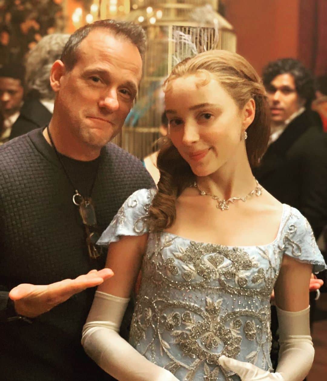トム・ベリカのインスタグラム：「Excited for you all to see what we’ve been working on. @shondarhimes @netflix @bridgerton @chrisvandusen @phoebedynevor @regejean @shondaland」