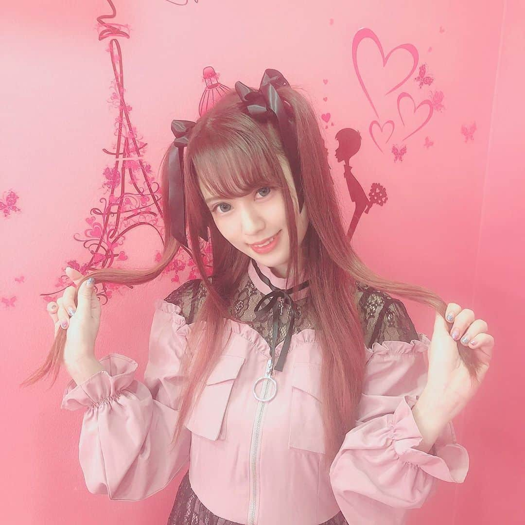 絵仁さんのインスタグラム写真 - (絵仁Instagram)「タピオカやさん🍼 ♡ ♡ ♡ #ハーフアップ #ハーフツイン #ヘアアレンジ #三田カフェ #三田ランチ #三田グルメ #三田タピオカ #猫茶 #nekotea #タピオカ #タピオカミルクティー #映えカフェ #ageha #mars #princessmelody #pink」10月16日 9時10分 - eni_tc