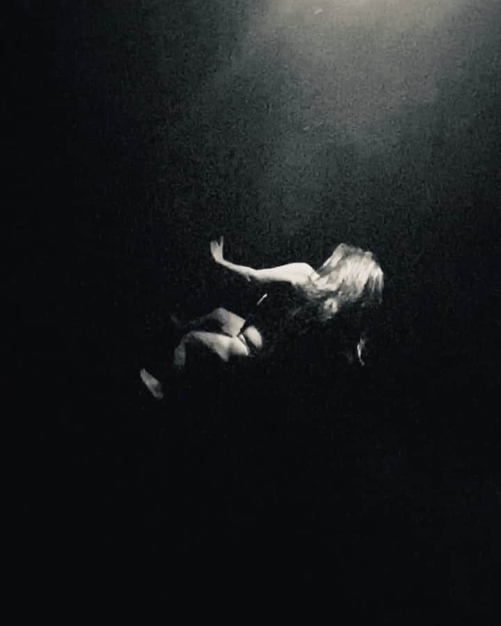ゴールディ・ホーンのインスタグラム：「Chaîné turn into the abyss」