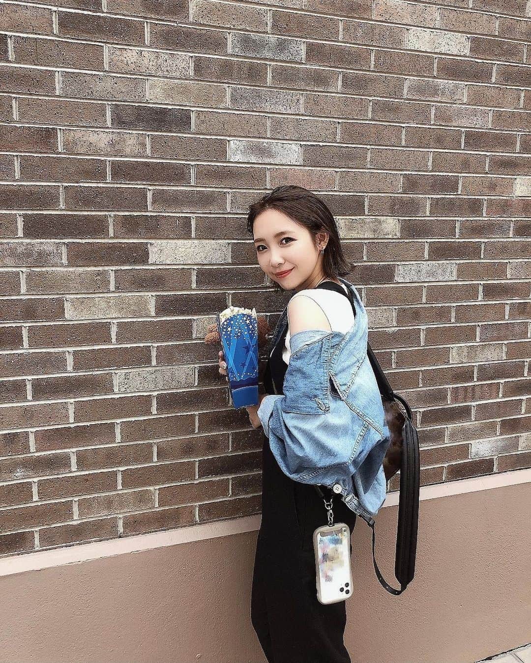 MIYUのインスタグラム：「すごく夏っぽい写真だなー(笑)﻿ 安定のポップコーン片手に…🍿﻿ ﻿ ﻿ ﻿ 今日から#埼玉西武ライオンズ との﻿ 3連戦です🐮🦁🔥﻿ ﻿ ﻿ 今シーズンの埼玉西武ライオンズとは﻿ この3連戦が最終カードです！﻿ ﻿ ﻿ 必ず勝利しましょう💪🏻✨﻿ ﻿ ﻿ ﻿ ⋆٭⋆⚾︎- - - - - - - - - - - - - - - - -⚾︎⋆٭⋆﻿ ﻿ ﻿ ﻿ 先日、BsGirls OGのMINAMIと﻿ 久しぶりに電話をしました☺︎︎﻿ ﻿ ﻿ ﻿ 毎日連絡は取っているんですけど、﻿ やっぱり電話だと色んな話もできるし﻿ あの子の声を聞くと﻿ すごく心が落ち着きました。﻿ ﻿ ﻿ ﻿ こんなに会わない期間があるの﻿ 出会ってから初めてやね〜﻿ なんて言って…(笑)﻿ ﻿ ﻿ 離れていても支えてくれていて﻿ 私の中ですごく大切な存在の方です🍄♥️﻿ ﻿ ﻿ ﻿ ﻿ 皆さまもお友達や家族だったり…﻿ 電話したりしますか？？( ˆ ˆ )﻿ 今だからこそ改めてさらに大切なものに﻿ 気付いたりできる時間だなって私は思いました♩﻿ ﻿ ﻿ ﻿ ﻿ ﻿ ﻿ ﻿ ﻿ #オリックス #Bs2020 #BsGirls #オリ姫﻿ #野球 #プロ野球 #オリックスバファローズ #超革新系﻿ #野球女子　#野球好き　#京セラドーム大阪　﻿ #ほっともっとフィールド神戸　﻿ #baseball #ORIX #Buffaloes #BINNOVATION﻿ #MIYU #miyu_337  #🐼 ﻿ ﻿ ﻿」