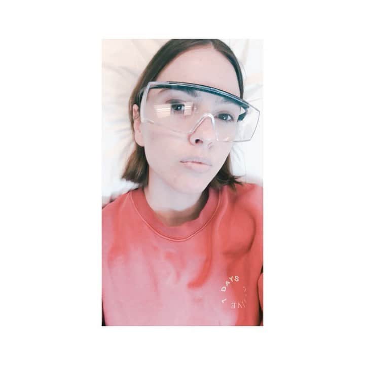 シェリー・ヘニッヒのインスタグラム：「21 questions with @simonourianmd1 while he used coolaser on me to reverse the sun damage I got from tanning beds in high school (miss you Planet Beach!) I was so nervous & started to panic so he gave me laughing gas & I was hitting it like a bong then I started hitting on him & asking if he knows Ellen bc I want to go viral then remembered it was my gynecologist who recommended him to me & made a bad joke about vaginas & he never reported me he’s honestly amazing & so funny & I want to be his friend but I’m nervous I talked too much #coollaser #epione」