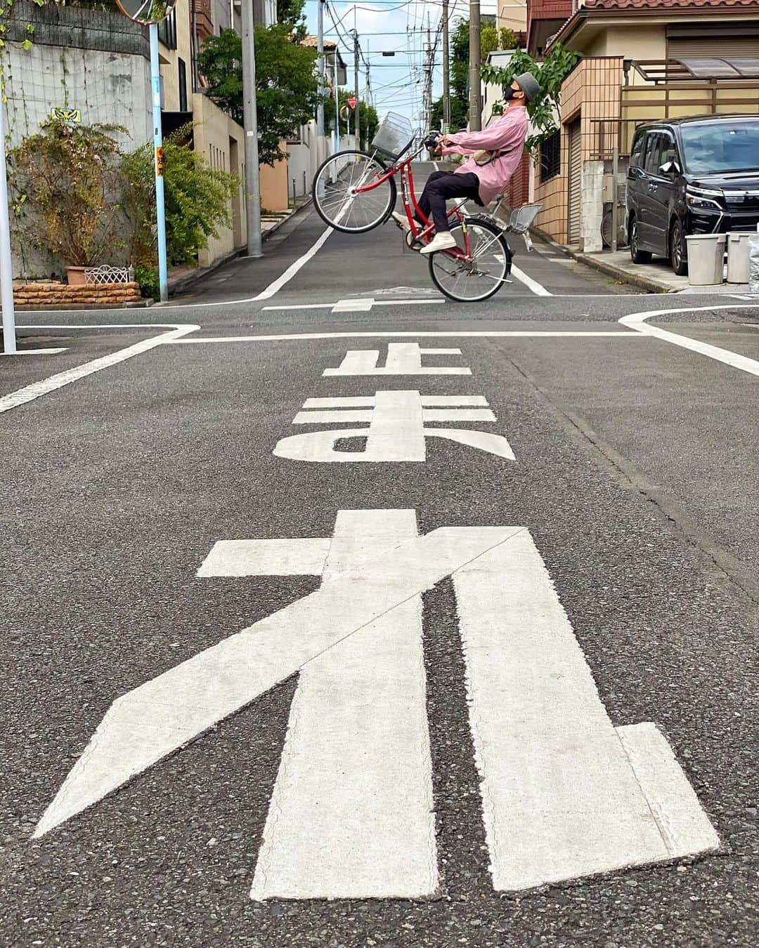 まもる( ´ ▽ ` )ﾉのインスタグラム：「#乗るオヤジ　 　　止 　　ま 　　れ Shot by @tt_kichi  #撫で肩 　#mamachari #ママチャリ」