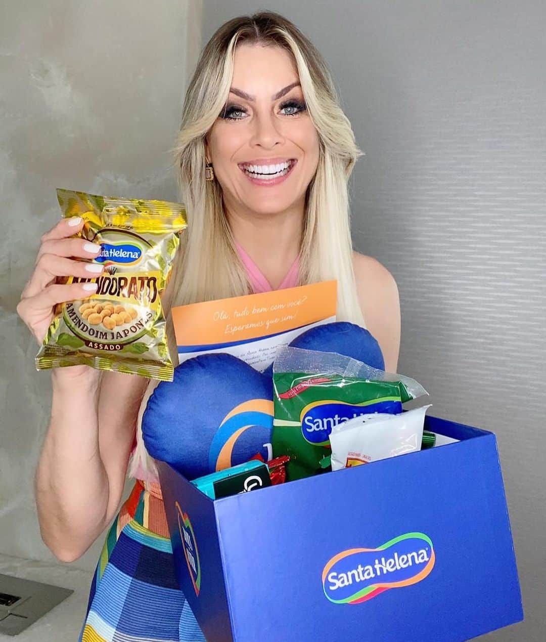 レナータ・ファンのインスタグラム：「Ainda não participou da campanha Juntos para Nutrir? Para participar é fácil: basta comprar qualquer produto da Santa Helena: Paçoquita, Amindus, Crokíssimo, Mendorato, Troféu, Cuida Bem, entre outros e você já estará ajudando junto a nutrir aqueles que mais precisam! A Santa Helena também criou combos especiais para a campanha! E na compra de qualquer combo você automaticamente também ajudará a campanha! Para saber mais informações, acesse wwww.juntosparanutrir.com.br」