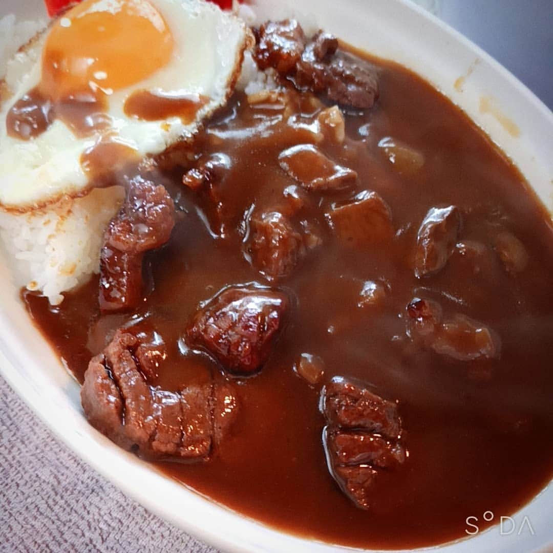 松本隆博のインスタグラム：「。 みなおは～ 旅立ちが近づくとこうなる。 …冷蔵庫の中のモノを消費。 (^-^) 夜、焼肉したかったけれど、 時間なく…。豪快に食べた かった牛タンも、、酔った朝 にはカレーが食べたく病が 発症し。。 結果、 牛タンごろごろカレー になった。 (*˘︶˘*).｡.:*♡  ここで一句！  朝起きて… 牛タンカレーに… 舌堤…  朝から牛と… 舌をカラめて… 辛カレー…  (^-^) 松本山頭歌」