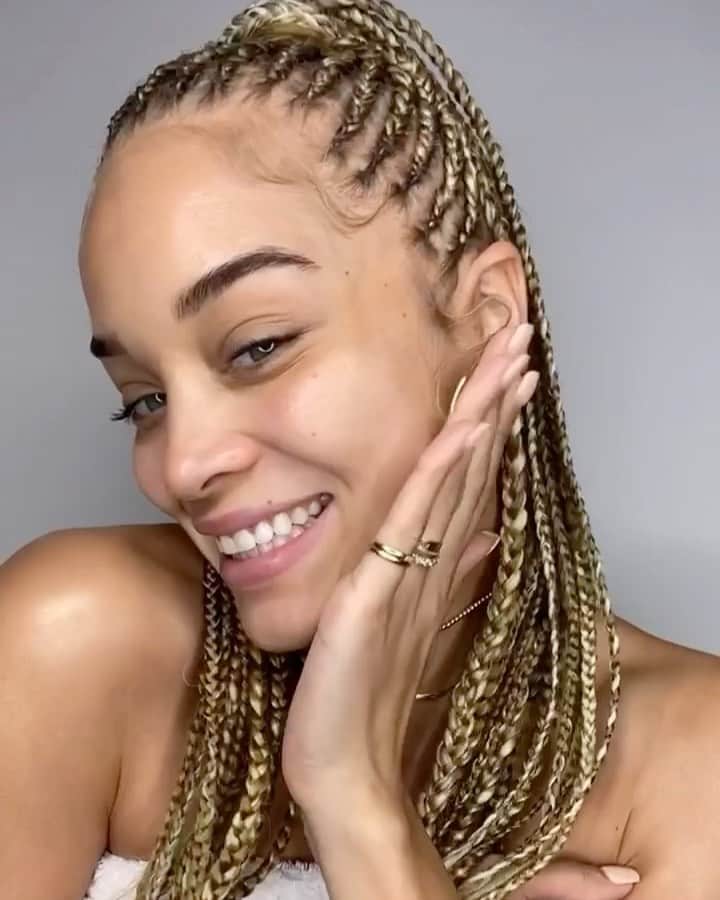 のインスタグラム：「No makeup. No filters. No photoshop. Just checking in during my skincare routine ✨ Goodnight 🌙」
