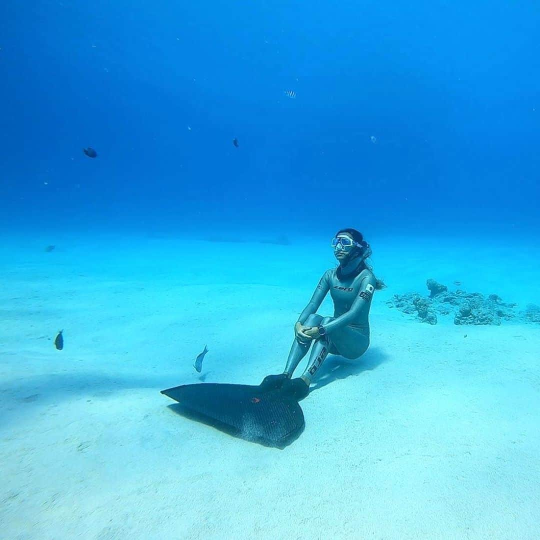 福田朋夏さんのインスタグラム写真 - (福田朋夏Instagram)「フリーダイビングをはじめて、海に自然に居られるようになって、私の世界はすごく広がった🌏 地球って素晴らしい✨🙏 #freediving #apnea #okinawa photo by @bagus_diving」10月16日 9時40分 - tomoka_fukuda