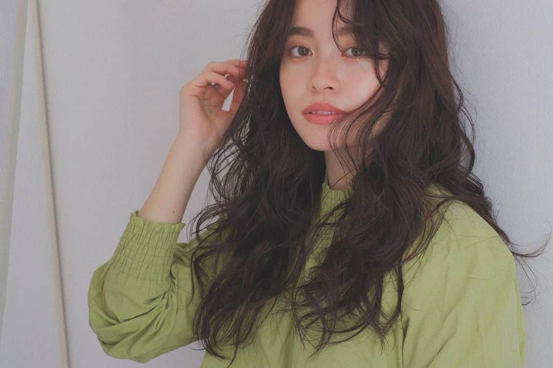 鮫島邦明のインスタグラム：「本日はサロンワーク 空き時間ございます！ 是非😊 今日朝レッスンしたけど やっぱ髪の毛いじってるのが楽しいわ ^_^  #ヘアアレンジ  #似合わせカット #似合わせカラー #似合わせ #美髪 #梅田美容室」