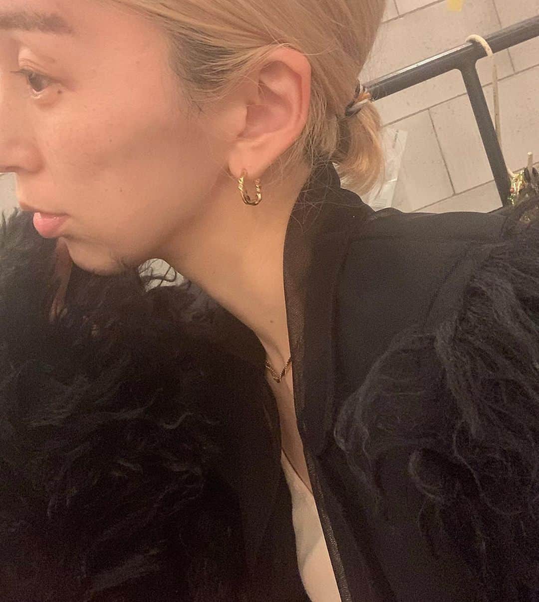 nanako itoのインスタグラム：「@fauvirame_official  . 今回のデザインは少し小ぶりなピアス。  "物事の基礎"を意味する木の根がモチーフだそう🌿 . #fauvirame」