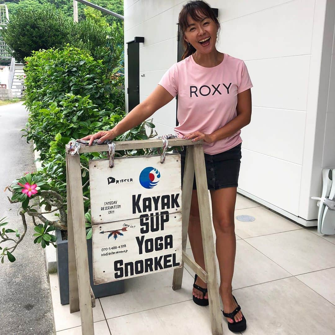 田中律子さんのインスタグラム写真 - (田中律子Instagram)「TOKAIケーブルネットワーク 『田中律子の旅するSUP』🏄‍♀️  撮影で沖縄座間味島に来てます🌞🏄‍♀️🏝  久しぶりの座間味💛 私が19歳から通ってる大好きな島🏝30年も来てるんだなー🤣 今、私が沖縄に住んでるのもこの島時間があったから🌞 大好きな友達もたくさん住んでるし、ホントもう親戚みたい😂  新しくオープンしたこのホテル、とっても素敵でオススメです🤩  KANUSUBA @kanusuba.zamami   オーナーやっちと、そーへーくん、イケメンがお迎えしてくれます🙆‍♀️SUPクルージングやカヌーツアーなどもやってます🏄‍♀️  #okinawa #okinawalife  #zamami  #iland  #島時間  #tokaiケーブルネットワーク  #田中律子の旅するsup」10月16日 9時46分 - ri2kotanaka