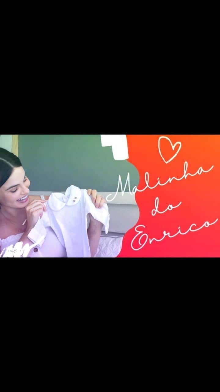 ステファニー・ブリットのインスタグラム：「Malinha maternidade pronta e coração da mamãe a mil de ansiedade!! Como embaixadora @huggiesbrasil, a convite da marca gravei esse vídeo pra dividir com vocês o que estou levando pra chegada do meu príncipe! Quando comecei a ver a malinha, fuxiquei vários vídeos de mamães, olhei alguma listas por aí, além da lista do hospital q ele vai nascer!  Mostrei detalhes de roupinhas muuuito especiais que estão indo junto com a gente além da linha completa da @huggiesbrasil q já garanti pro Enrico estar sempre bem cuidado, protegido e cheirosinho (o cheirinho de neném é um sonho!). As fraldinhas, sabonete líquido, lenço umidecido e o creme de assadura já estão na necessaire de higiene dele, e o shampoo e condicionador vão ficar em casa no banheirinho dele! ❤️ Além de tudo isso, aí dentro dessa malinha tem muuuuuuito amor indo junto! Me emocionei em vários momentos imaginando ele usando tudo q eu estava guardando...  #LinhaCompletaHuggies #ad」
