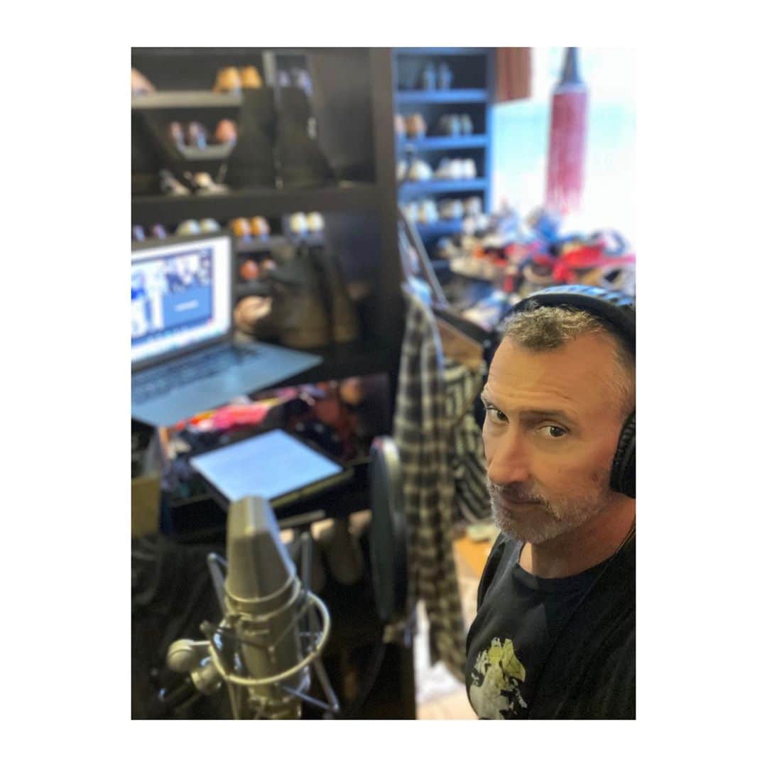 アダム・シャンクマンのインスタグラム：「#werk  @disney #disenchanted」