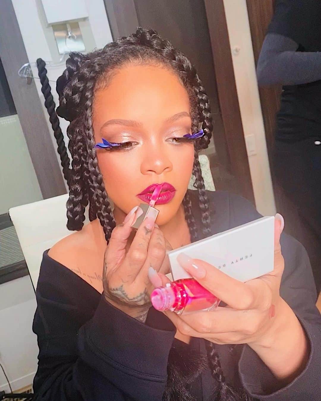 リアーナのインスタグラム：「savage show lip combo vibes! all from the new  @fentybeauty limited edition minis!! #STUNNA & #GLOSSBOMB 👋🏿💋」
